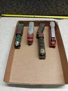 lot 3186 image: Lot of HO Scale Model Train Cars Locomotives Clementine Santa Fe