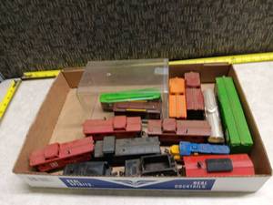 lot 3187 image: Model Train Set Lot Mixed Cars Locomotives Caboose