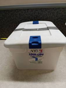 lot 3190 image: Aero Housewares Lock-Lids 20 Quart 18.9 Liters Storage Container