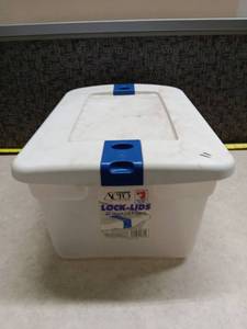 lot 3191 image: Aero Lock-Lids 20 Quart 18.9 Liters Storage Container
