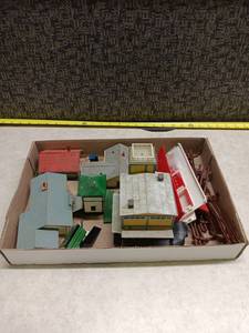lot 3217 image: Lot of Vintage HO Scale Model Railroad Buildings, Fence Pieces & Accessories