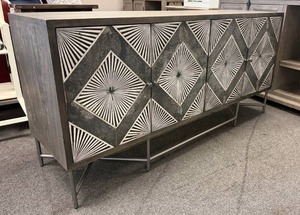lot 100 image: Hooker Furniture Malin bone inlay media console 32 x 67 x 18 in