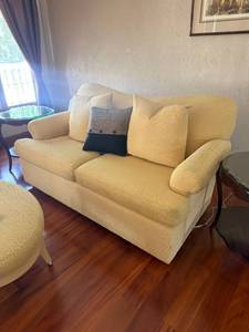 lot 400 image: Charter Furniture  Corporation yellow upholstered couch 36 x 68 x 36 in