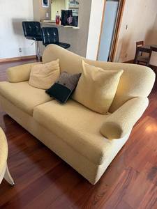 lot 401 image: Charter Furniture  Corporation yellow upholstered couch 36 x 68 x 36 in