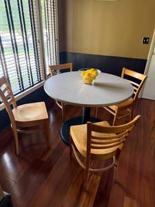 lot 404 image: Dining table 30 x 42 x 42 in with 4 oak chairs