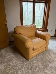 lot 413 image: Bassett leather chair33 x 40 x 36 in seat 21 in