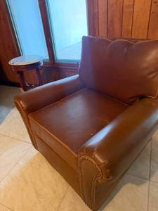 lot 420 image: Grand Manor chair 34 x 36 x35 in seat 22
