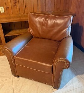 lot 421 image: Grand Manor chair 34 x 36 x35 in seat 22