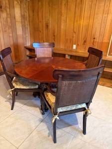 lot 422 image: Round pedestal dining table 30 x 42 x 42 in with 4 cane back chairs