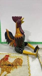 lot 1009 image: Shelf Sitter Wood Carved Rooster Hand Painted Folk Art Statue Chicken Rustic with Cloth Napkins A