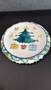 lot 1022 image: Vietri Christmas Tree Dinner Plate with Holly Leaf Border 12 inch