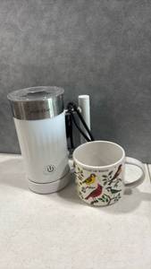 lot 1069 image: HadinEEon Milk Frother with Power Button and Mug