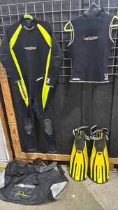 lot 1100 image: Henderson 3mm Wetsuit with Vest Tank Top Size S and Fin Pair size L