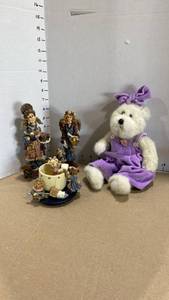 lot 2015 image: Boyd��s Bears set, 2 numbered figurines from Folkstone collection, teacup from Bearstone Collection and plush bear
