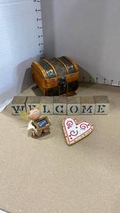 lot 2016 image: Decor assortment, hinged box, teacher angel and more