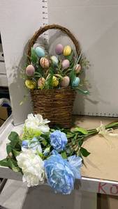 lot 2031 image: Spring wall door pocket and bouquet