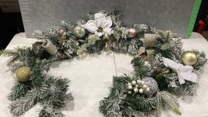 lot 2033 image: Holiday garland
