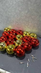 lot 2039 image: Holiday large ornaments and ornament clips