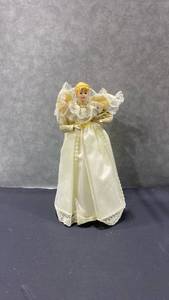 lot 2040 image: Holiday angel tree topper