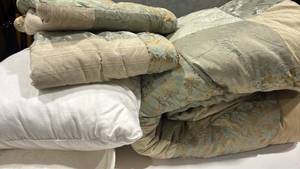 lot 4009 image: King Comforter with Matching Cases and Pillows