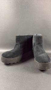 lot 74 image: Pair of Short Boots with Faux Fur Lining and Platform Sole Ladies Size 8