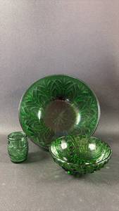 lot 98 image: Vintage Green Glass Includes Anchor Hocking Burple (also known as Bubble or Inspiration Green) footed green glass dessert or berry bowl