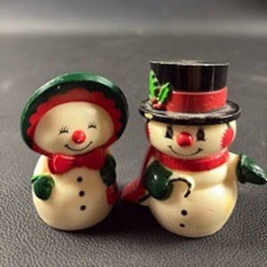 lot 121 image: Vintage Hallmark Snowman Couple Salt and Pepper Shakers