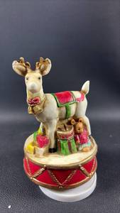 lot 122 image: Porcelain Spinning Christmas Music Box
