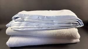 lot 131 image: 2) Classic FieldCrest Satin Trimmed Acrylic Weave Blankets Queen Size