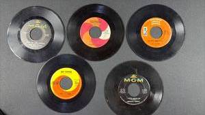 lot 143 image: 5) Jukebox Classics 45 Vinyl Records