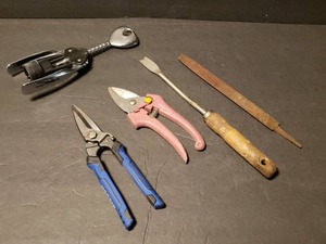 lot 323 image: Garden and Garage Tool Lot  Fiskars and Kobalt Pruning Shears Set