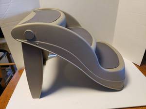 lot 326 image: New Pet Steps.  14 Inches Tall.  Great for Helping Small Dogs, Cats, or Senior Pets up on the Couch or Bed