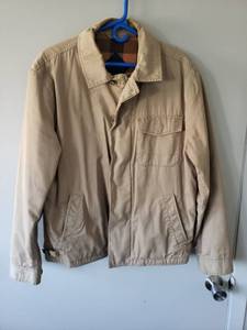 lot 331 image: Outdoors Roundtree & Yorke Beige Jacket, Size Medium.  3 Exterior and 3 Interior Pockets.  Great Condition.