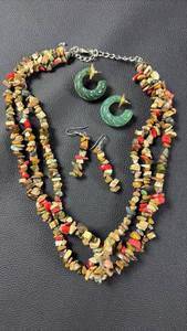 lot 179 image: Stone Chip Beaded Necklace Earrings Set Vintage Green Carved Hoops