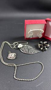 lot 181 image: Fashion Jewelry Lot