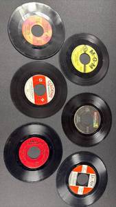 lot 190 image: Vintage Vinyl 6) Classic Hits 45s