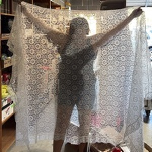 lot 196 image: Vintage Daisy Pattern Lace Tablecloth Approximately 60 by 100 inches