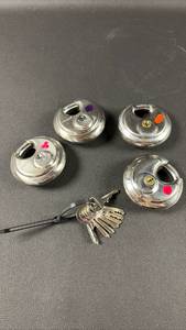lot 413 image: 4) Uhaul Locks with 2 keys each Color Coded