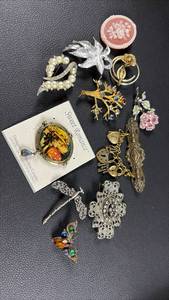 lot 425 image: Romantic Jewelry Bundle
