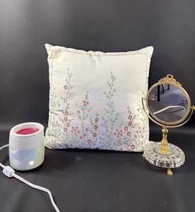 lot 436 image: Boudoir Bundle
