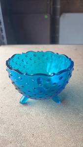 lot 607 image: Vintage LE Smith Art Glass Footed 3 Toed Bon Bon Bowl Blue Hobnail