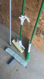 lot 612 image: Handle, NEW Libman Mop & Broom, Good Window Washing Fleece
