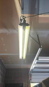 lot 621 image: 4 Foot Working Shop Light, Extension Cord, Hooks and Chain To Hang