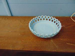 lot 3014 image: Blue Latice Bowl