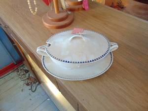 lot 3016 image: Rosenthal China Gravy Boat