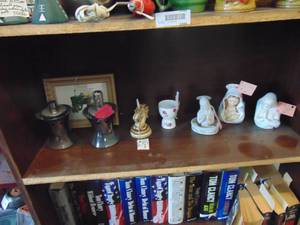 lot 3087 image: Contents of Shelf -Assorted Figurines