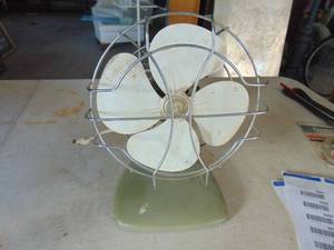lot 3961 image: Small desk fan