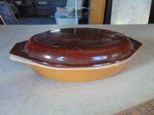 lot 3969 image: Pyrex divided dish with lid