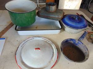 lot 3977 image: Enamelware