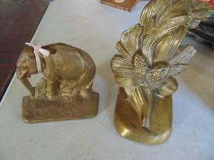 lot 3129 image: Book Ends - 1 Elephant and 1 